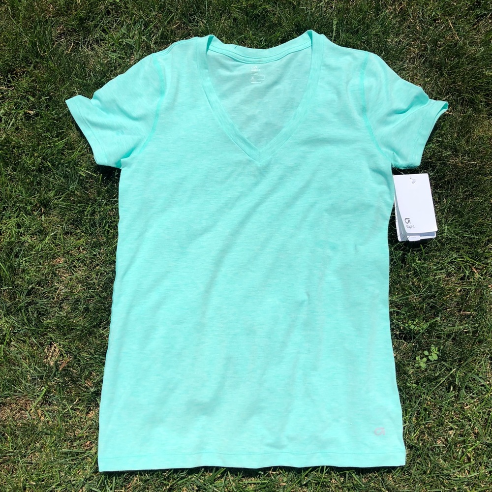 Gapfit breathe V-neck Tshirt